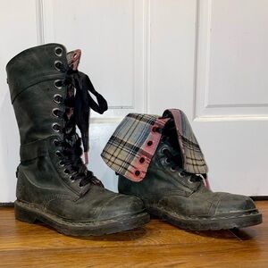 Dr. Martens Triumph Black Leather Boots with Plaid Lining ~ Size 9 ~